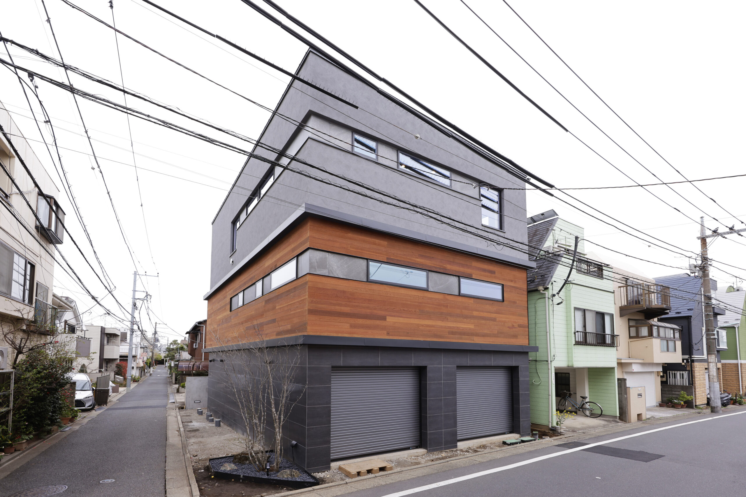 住宅街に溶け込む貸店舗併用住宅