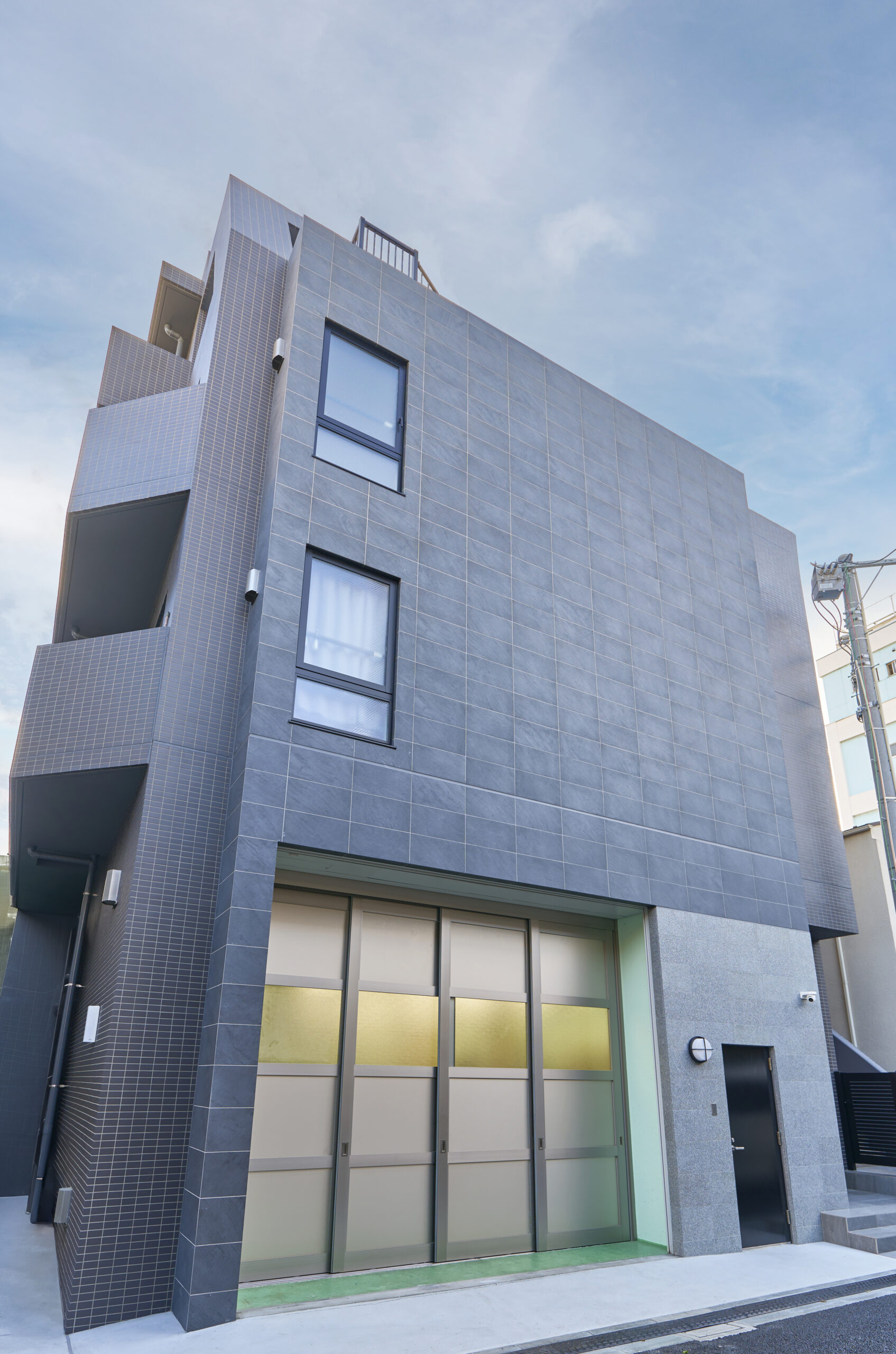 落ち着いた街並みに佇む工場併用賃貸住宅