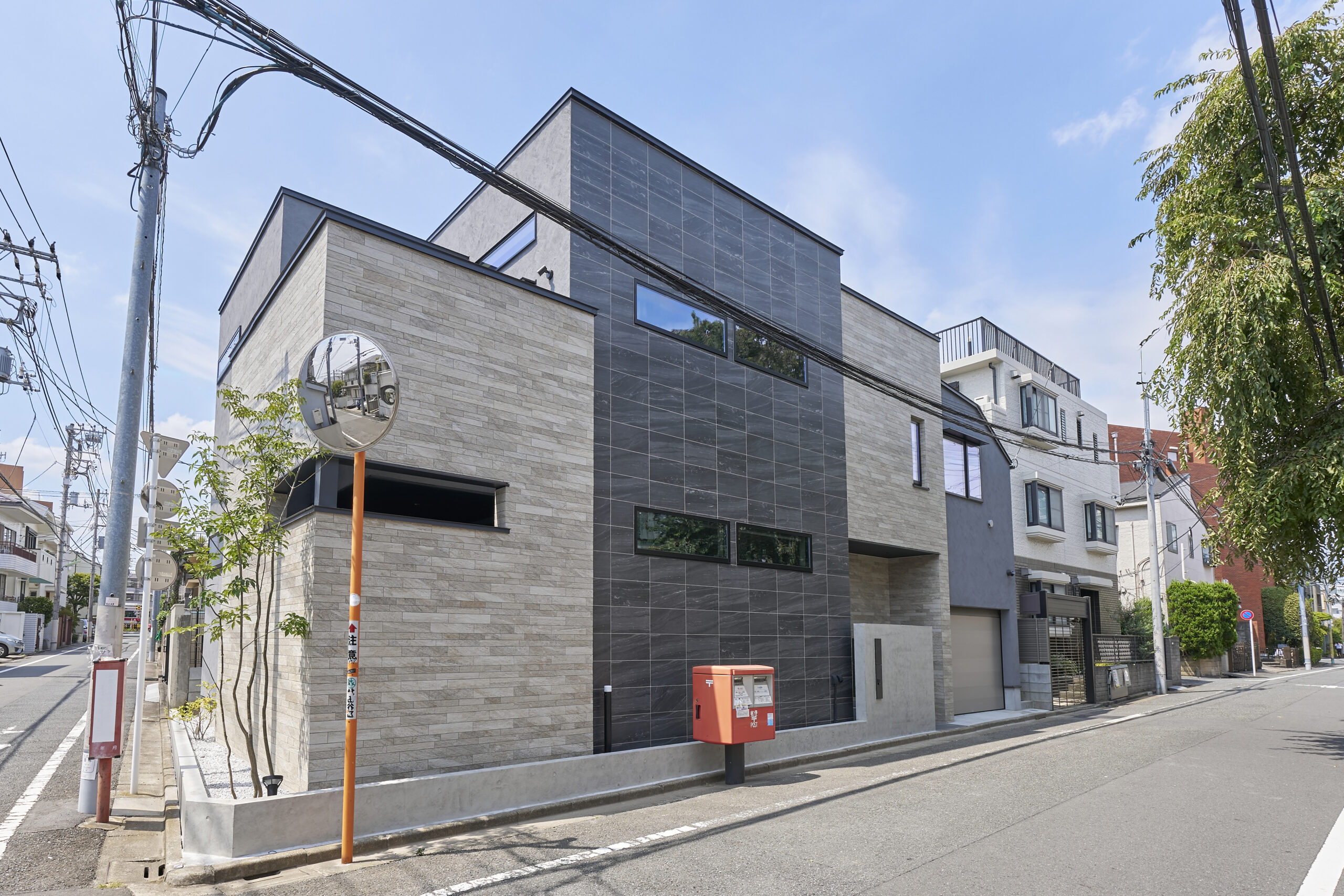 タイルが織りなすモダンの邸宅