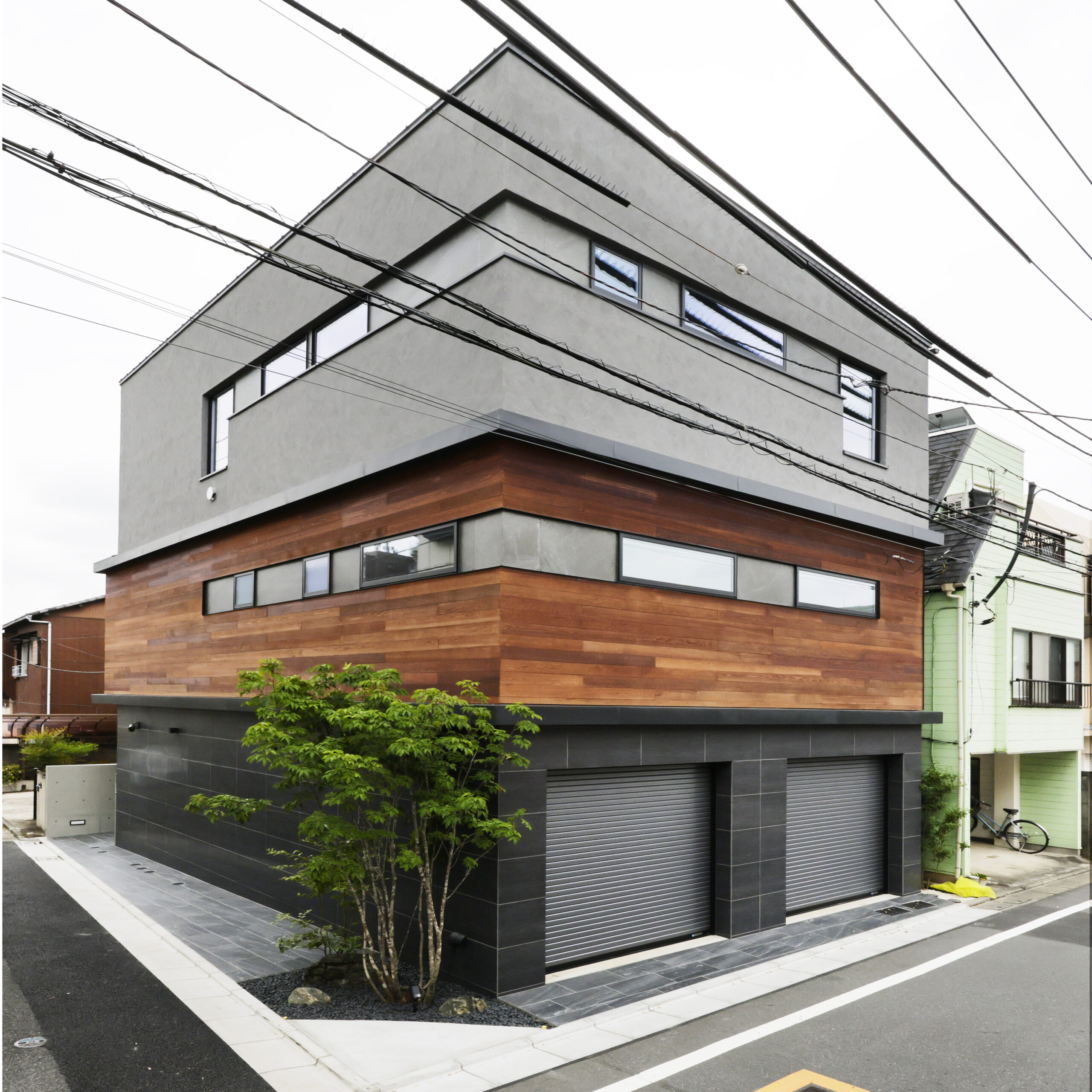 住宅街に溶け込む貸店舗併用の邸宅