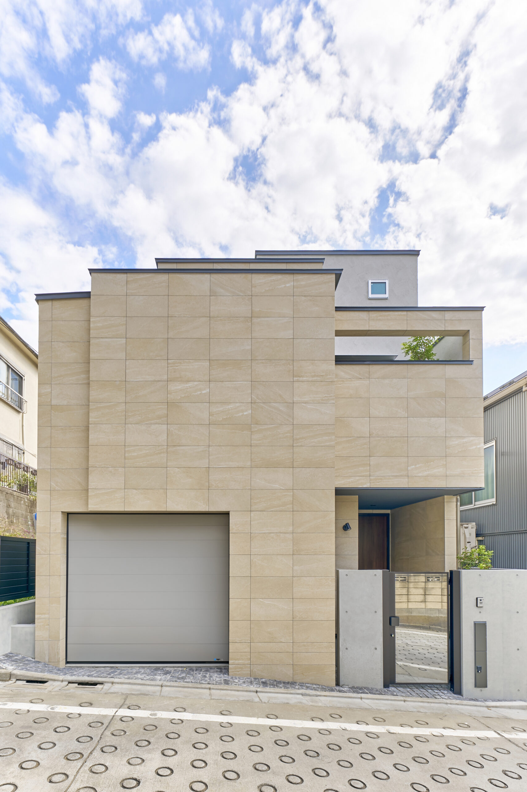 素材で魅せる、モダンな邸宅